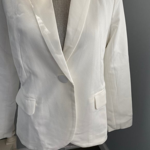 A Beautiful Like New White Blazer size Small - Picture 2 of 4